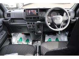 前席全体　目線も高く広い視界で安心して運転することができますね！