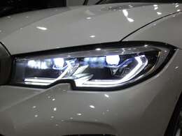 広範囲を明るく照射し高い視認性を確保するBMWレザーLEDヘッドライトを採用！視認性が低下する夜間での視界を向上させ安全なドライブをサポートします！！