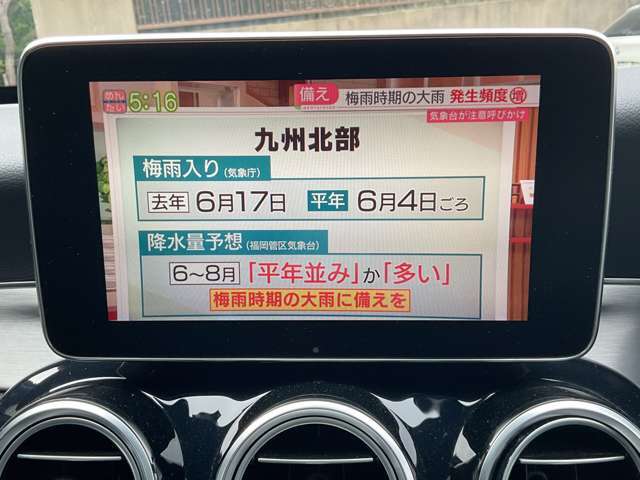 ●ちょうどいいサイズのモニターにはTV機能も付いてて、助手席の方のために走行中も視聴できるようにもすることも可能です。