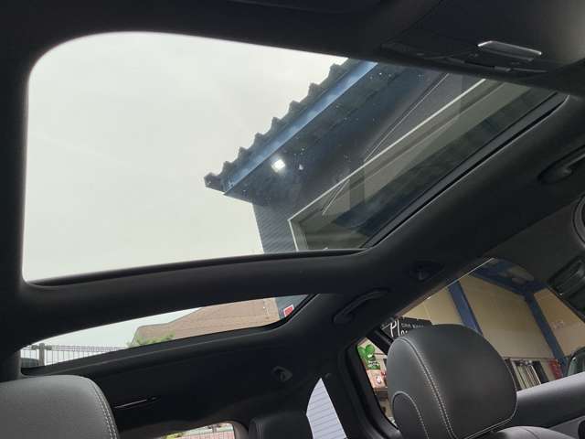 ●大型のガラススライディングルーフは開放感と高級感があります！通常はもう一枚シェードがある状態なので、暑すぎることもないです。