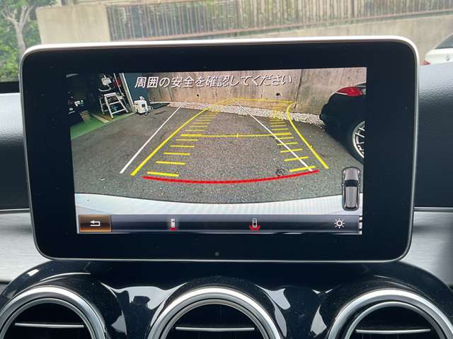 ●当然バックカメラ付きで、ハンドルを切ればガイドラインも連動して動いてくれるので運転に自信がない方でも安心です！