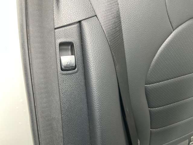 ●運転席側の後部座席（リアシート）の肩口あたりにあるレバーで、背もたれを倒すことが可能です。大きい荷物も運べますね♪