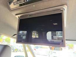 【後席モニター】後部座席でTVやDVDが視聴できます。旅行や帰省でのロングドライブ時のお供に最適！