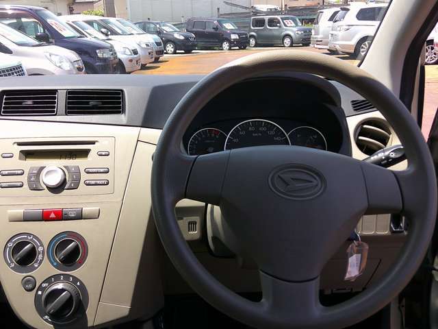 エアコン調子は良好です。CD/FM/AMオーデイオ純正。禁煙車ですので嫌なタバコ臭はありません。タコメーター装備
