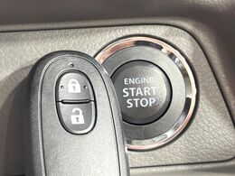 【キーレススタートシステム】カバンやポケットに入れたままでもドアの施錠・解錠が可能なスマートキーを装備。エンジンのオン・オフ時もカギを取り出す必要が無いからとっても便利です♪