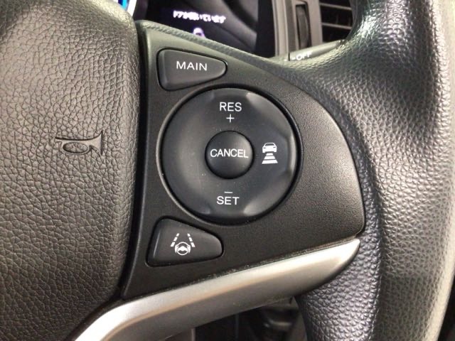 【アダプティブ・クルーズ・コントロール】予め設定した車速内でクルマが自動的に加減速。 前走車との適切な車間距離を維持しながら追従走行し、高速道路でのドライバーの疲労を軽減してくれる嬉しい機能付♪