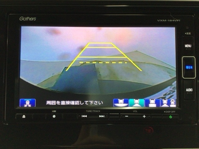 【バックカメラ】運転が苦手な方も車庫入れラクラクです！ギアをリバースに入れれば自動的に切り換わりますので、面倒な操作は不要です♪狭い駐車場もお車を傷つけず安心ですね！