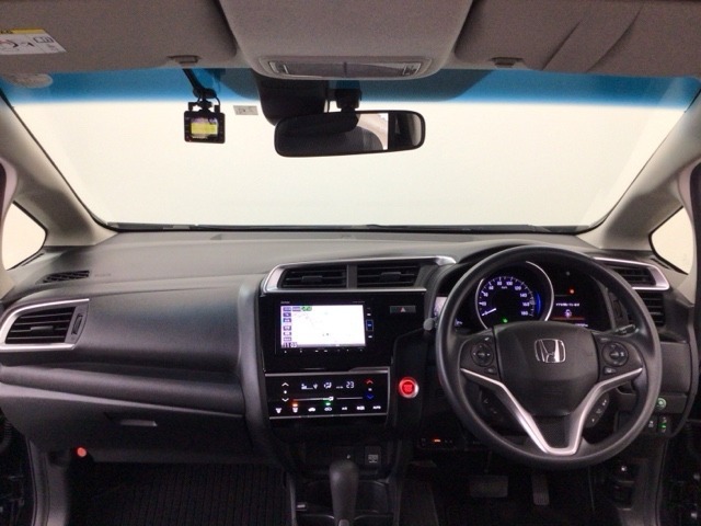 【前方視界】開放的な前方視界！運転がしやすく疲れにくいです♪窓が大きく、見通しがとっても良いおクルマですよ♪