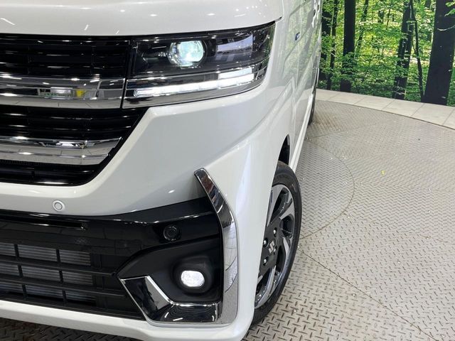 【LEDヘッドライト】悪天候や夜間走行時も良好な視界を確保し安心して運転できる高輝度LEDヘッドライトを装備！点灯速度が早く、消費電力も抑えられています。