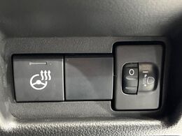【ステアリングヒーター】冬場に冷たくなりやすい革巻きステアリングを、スイッチ一つで素早く適温に！エアコンよりも早く温まってくれるので、寒い日の運転も快適になりますね♪