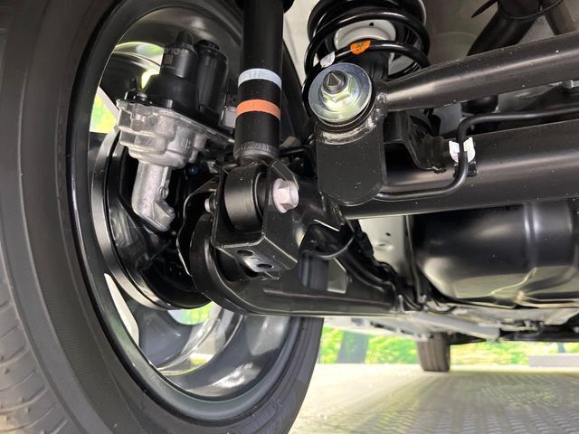 お車を安心してお乗りいただく為には、足回りの定期点検が欠かせません。サービスサポート（有償保証）では無料点検もご提供しており、安心のカーライフをお過ごしいただけるサポート体制が整っています。
