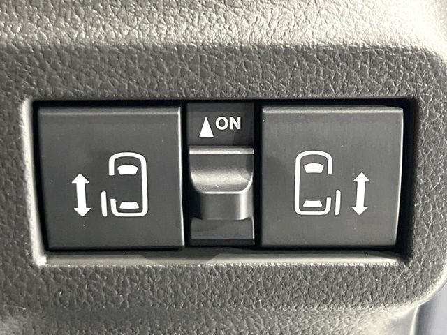 【両側パワースライドドア】スマートキーや運転席のスイッチで後席両側スライドドアの開閉が可能♪電動だから力を入れてドアを開ける必要が無く、小さなお子様でも簡単に開け閉めでき快適です♪