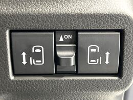【両側パワースライドドア】スマートキーや運転席のスイッチで後席両側スライドドアの開閉が可能♪電動だから力を入れてドアを開ける必要が無く、小さなお子様でも簡単に開け閉めでき快適です♪