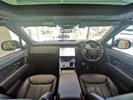 ランドローバー社の伝統の垂直にデザインされた内装は車が悪路で傾いているかぱっと見でも確認できる為の垂直にデザインされた内装になります。イギリス車ならではの落ち着いた雰囲気も好評です。