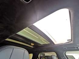 【スライディングパノラミックルーフ】上が開くタイプのルーフです。電動でスライドするものでロールブラインドも搭載しておりますので日が強い日でも安心して車内でおくつろぎ頂けます。