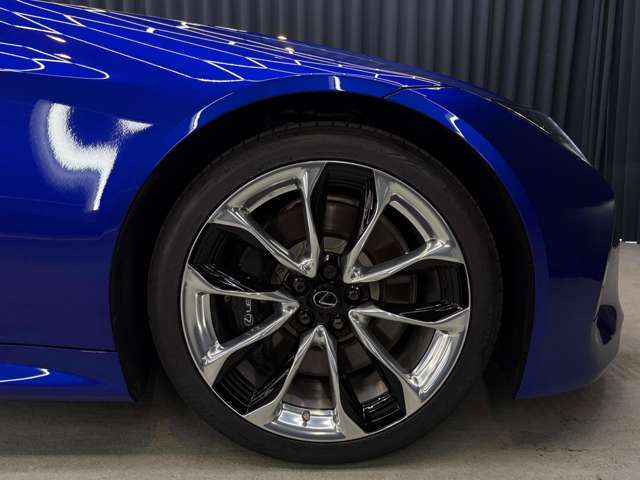 フロント：245/40RF21。BRIDGESTONE製POTENZA