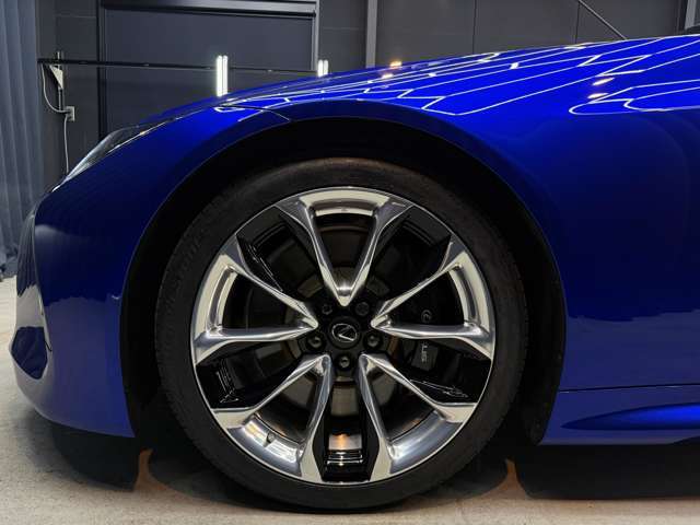フロント：245/40RF21。BRIDGESTONE製POTENZA