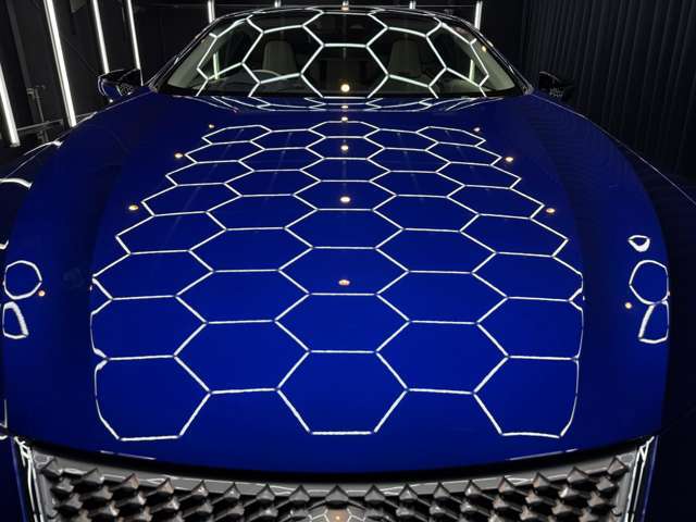 クーペモデルと共通のプラットフォームを持ち、ボンネットは長く低く伸びる設計。これはGTカーとしての威厳を保ちつつ、視覚的に重心の低さを強調