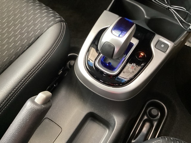 どのポジションにもワンアクションで操作できるフロアシフトに、パーキングブレーキは、使いやすいハンドタイプのサイドブレーキです。