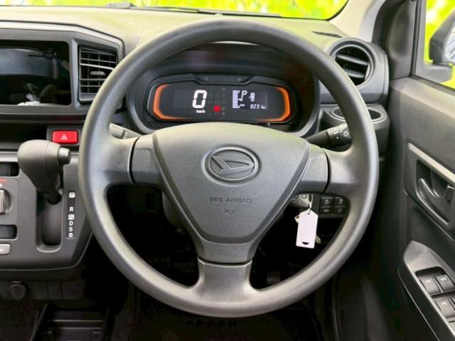 WECARSの展示場では実際に見て、触ってお車をお選びいただけます！知識の豊富な営業スタッフが様々なカーライフをご提案いたします！