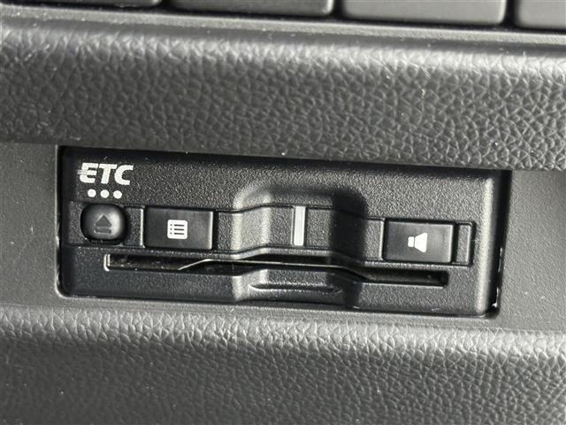 【ETC】有料道路を利用する際に料金所で停止することなく通過できる、ETC車載器（ノンストップ自動料金収受システム機器）が装備されています。セットアップを行うことで利用可能になります。