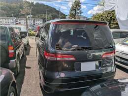 明るく元気なスタッフが1台1台丁寧に内外装クリーニング、点検・整備を行っております。