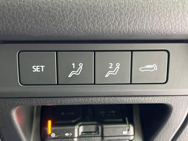 【パワーバックドア】スマートキーや運転席のボタンを押すだけでリアゲートが自動で開閉します！荷物を持っている時や、高い位置にあるバックドアを閉める際に便利な機能です♪