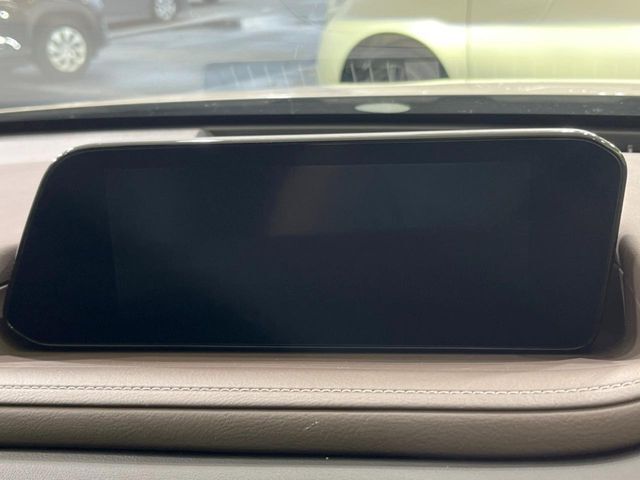 【8.8インチマツダコネクト】車内の雰囲気にマッチした大型のディスプレイ。スマホ接続でのナビ使用やBluetooth再生等、様々な機能が楽しめます。直感的なダイヤル操作が可能で、使い勝手も良好です。