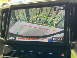 【バックカメラ】駐車時に後方がリアルタイム映像で確認できます。大型商業施設や立体駐車場での駐車時や、夜間のバック時に大活躍！運転スキルに関わらず、今や必須となった装備のひとつです！