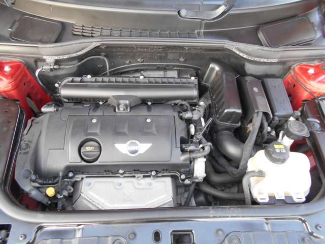 エンジンルームです。内外装・機関系共に「高品質」にはこだわりを持っております。是非一度ご来店頂き、弊社の在庫を実際に触れ、「こだわり」の高さを体感ください！