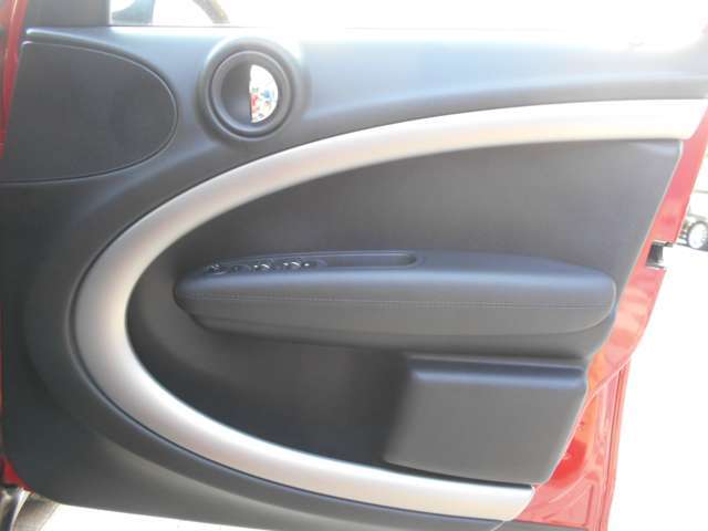 弊社1・2階は屋内型のショールームになっており、雨天時でも展示車をごゆっくりとご覧頂けるようになっております。屋内展示車であっても、定期的なエンジン始動とアイドリングは欠かさず行っております！