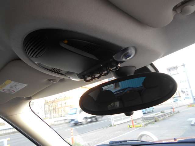 ルームミラー廻りです。お客様にご安心してカーライフを楽しんで頂けるよう、弊社では低走行・高品質な車輌のみを厳選して仕入れております。