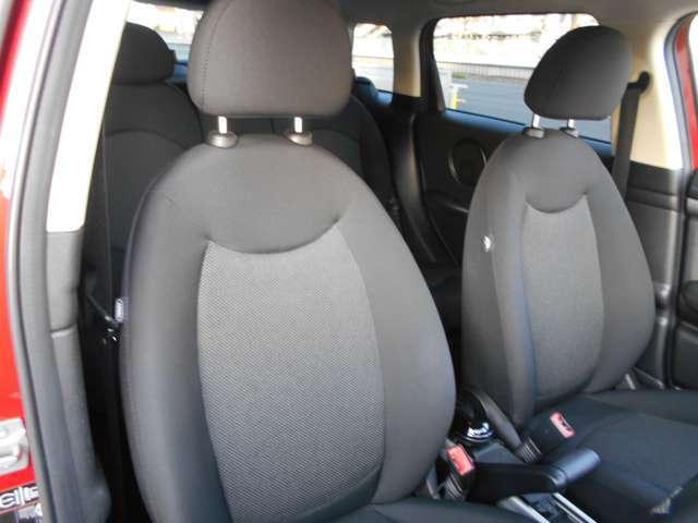 シートにはファブリックがチョイスされており、多少の使用感や汚れはございますが、全体的には綺麗な状態です。オーダーメイドでシートカバーを作成し、更に自分好みにアレンジするのもありですね！