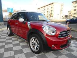 ボディカラーにはオプションで「ブレイジングレッド」がチョイスされており、ホワイトルーフとのクラシカルな組合せです。走行距離は40，800kmと年式の割に少ない禁煙車で、コンディションはいいですよ！