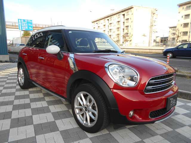 ボディカラーにはオプションで「ブレイジングレッド」がチョイスされており、ホワイトルーフとのクラシカルな組合せです。走行距離は40，800kmと年式の割に少ない禁煙車で、コンディションはいいですよ！