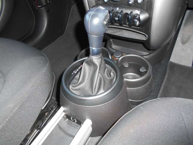 当店でショールームに隣接した場所に中部運輸局認証の自社整備工場を持ち、輸入車の整備には欠かせないコンピューターテスターも完備しております！2017年末にリニューアルし、最新鋭の装備が整っております。