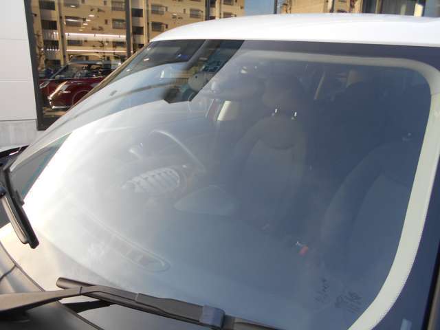 フロントウィンドウにはオプションで、全方位型のドライブレコーダーが装着されております。最近はマストなアイテムになってきておりますが、初めから装着されているのは、中古車ならではの嬉しい特典ですね！