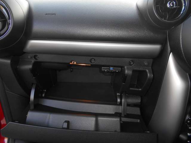 グローブボックス内にはETCが装着されております。今の時代なくてはならないこの装備、最初から装着されているのは中古車ならではの嬉しい特典です♪