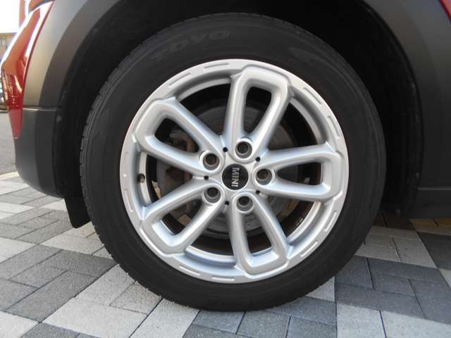 左フロントホイールです。純正の17インチがオプション装備されており、タイヤは4本共に2020年製のTOYOです。残り溝はまだございますので、このままお使い頂いても問題ないレベルかと思います！