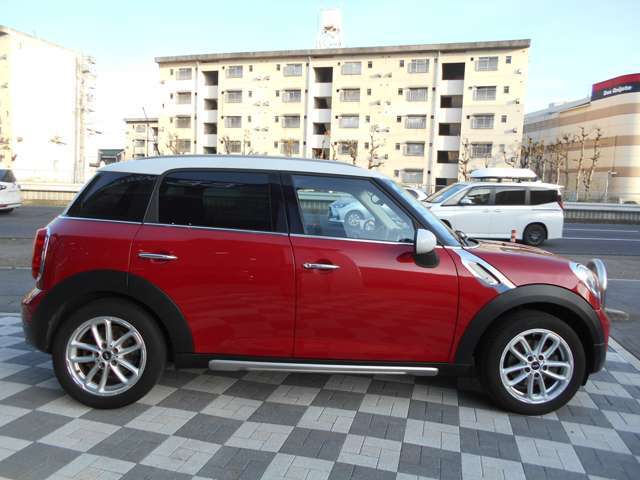 バイキセノンヘッドライトやLEDフロントフォグライト、ヒーテッドウィンドスクリーン、オートライトがセットになった「ミントPKG」装着車です。どれもマストなアイテムなので、外せないオプションですね！