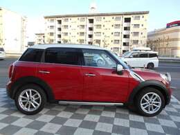 バイキセノンヘッドライトやLEDフロントフォグライト、ヒーテッドウィンドスクリーン、オートライトがセットになった「ミントPKG」装着車です。どれもマストなアイテムなので、外せないオプションですね！