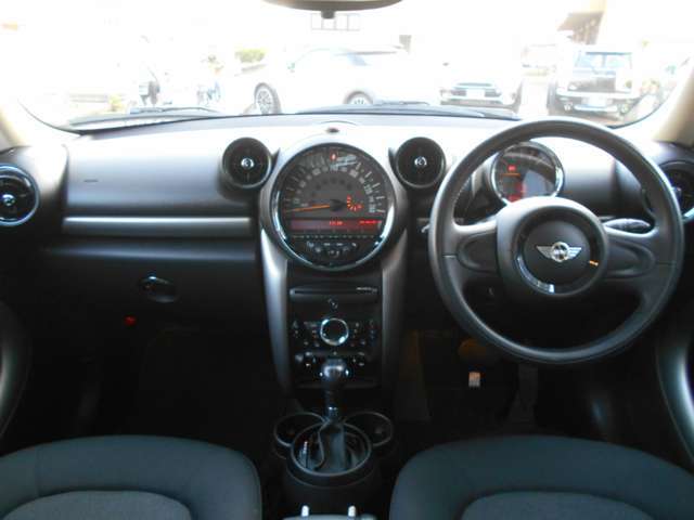 後部座席から見たインテリアです。走行距離40，800kmの禁煙車として使用されており、綺麗な状態で保たれております。各トリムがクロームになる「クロームラインインテリア」装着車で、高級感がありますね！