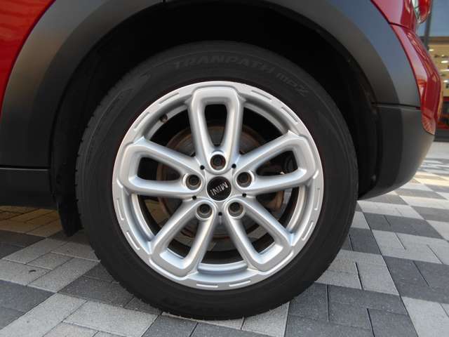 ご納車整備の際は、基本的な消耗品（EGオイル・エレメント、FRワイパー、ACフィルター）は状態問わず新品交換をし、新車から3年以上経過している車輌はバッテリーも状態問わず新品交換いたします！