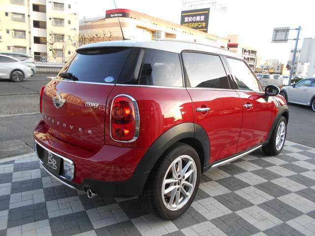 前後左右にスポイラーが装着される「ALL4エクステリア」や純正17インチAW、クロームラインエクステリアやホワイトターンシグナルがセットになった「クロームデザインPKG」装着車です。