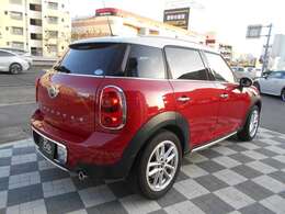 前後左右にスポイラーが装着される「ALL4エクステリア」や純正17インチAW、クロームラインエクステリアやホワイトターンシグナルがセットになった「クロームデザインPKG」装着車です。