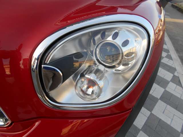 ヘッドライトにはオプション装備でキセノン（オートライト付）が装着されております。暗い夜道を明るく照らしてくれるマストなアイテム、見た目もプロジェクタータイプに変わってかっこいいです！