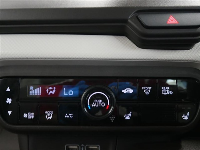 「オートエアコン」が付いています。1年中快適な室内を提供！車内温度を設定すると、風量を自動で調節してくれます。