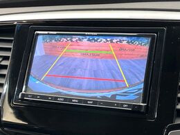 【バックカメラ】駐車時に後方がリアルタイム映像で確認できます。大型商業施設や立体駐車場での駐車時や、夜間のバック時に大活躍！運転スキルに関わらず、今や必須となった装備のひとつです！