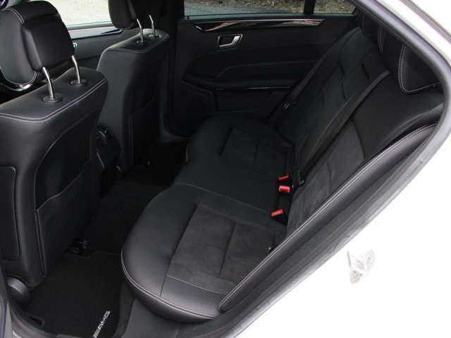 リアシートも綺麗です☆自社認証工場もございます！輸入車専用コンピュターも完備しております！アフターメンテナンスもお任せ下さい！認証番号1-12084号