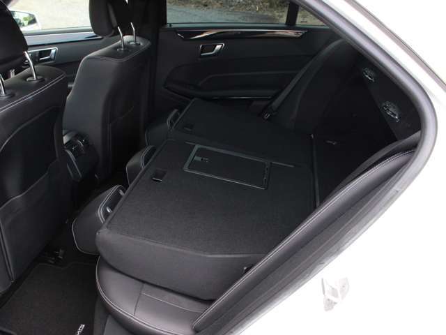 リアシートを倒せばさらに収納スペースが拡大されます☆